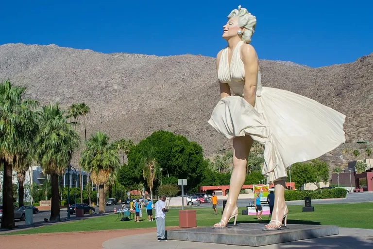 Palm-Springs Palm Springs Giant Marilyn Monroe Statue